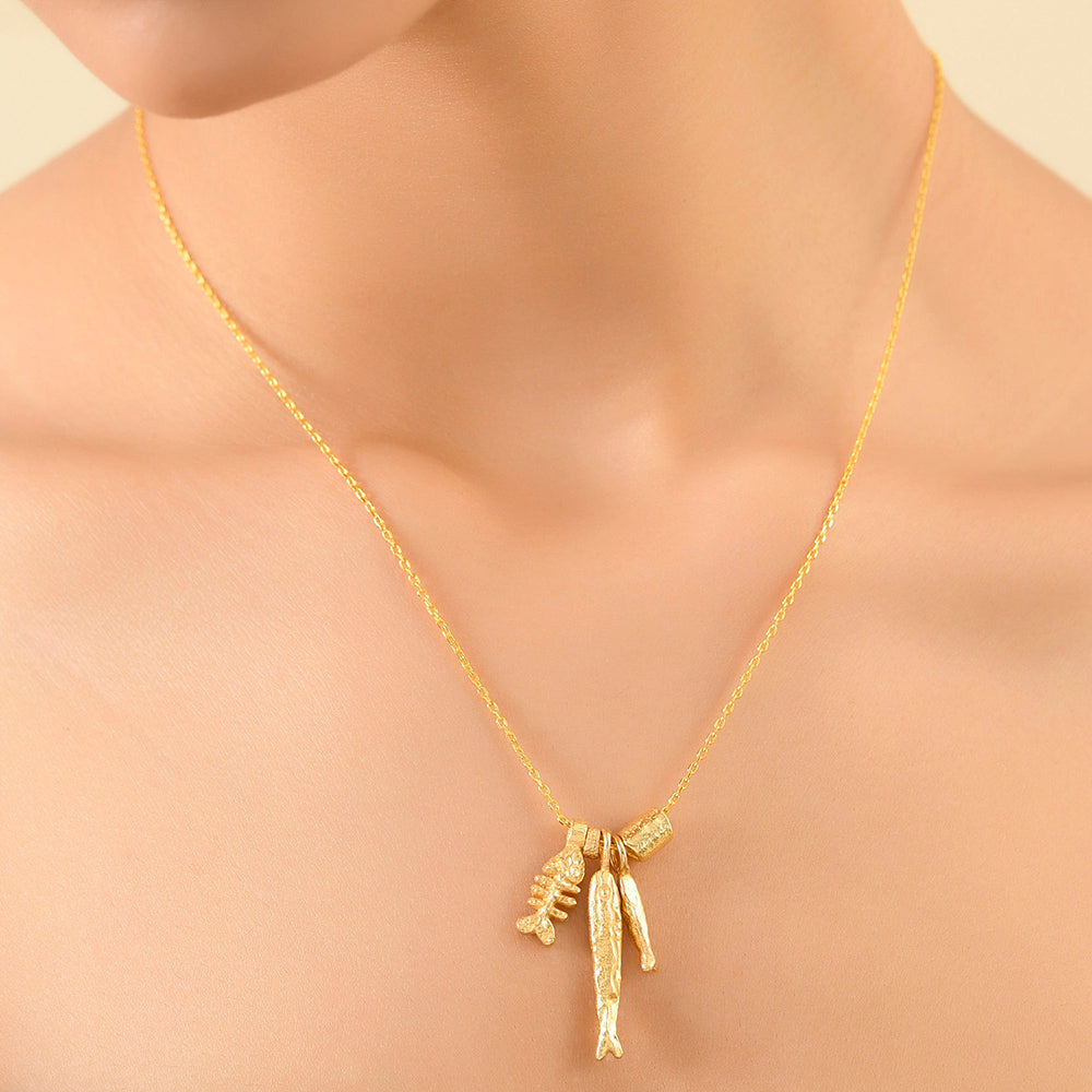 Close up model shot of Beachcomber's Necklace in 925 Sterling Silver by arvino