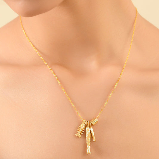 Close up model shot of Beachcomber's Necklace in 925 Sterling Silver by arvino