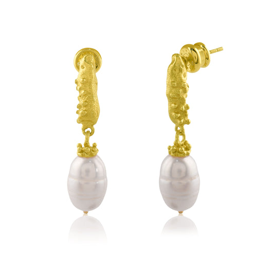 A pair of 92.5 sterling silver drop earrings with a golden finish and freshwater baroque pearls.